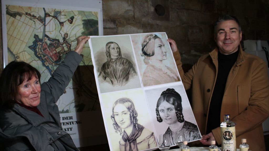 Auf dem Etikett seines Gins hat Destillateur Christian Widiger drei Revolutionärinnen verewigt. Das Bild zeigt ihn bei der Vorstellung seines Produkts mit Irmgard Stamm vom Historischen Verein. Foto: Martina Holbein
